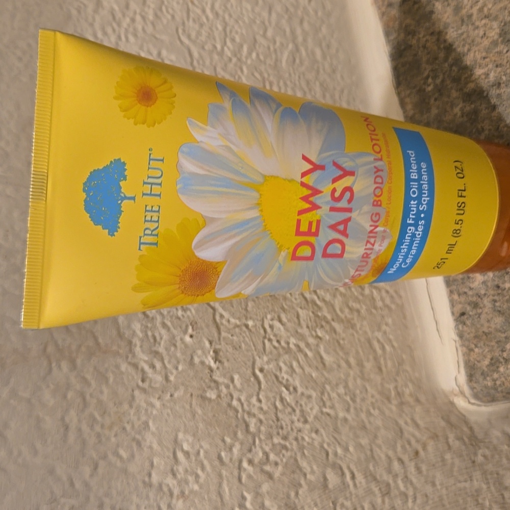 Tree Hut  DEWY DAISY Moisturizer lotion 8.5 FL OZ  Nwot